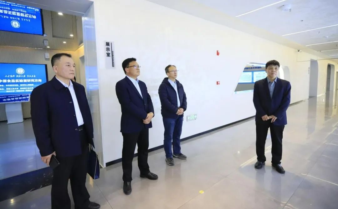 森林舞会官网乳业集团党委书记、董事长唐洪峰一行赴中原食品尝试室同中国工程院院士、中原食品尝试室主任任发政座谈互换