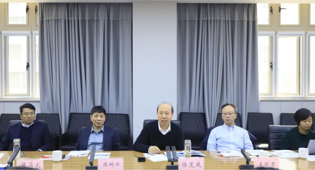森林舞会官网乳业集团党委书记、董事长唐洪峰一行赴中原食品尝试室同中国工程院院士、中原食品尝试室主任任发政座谈互换