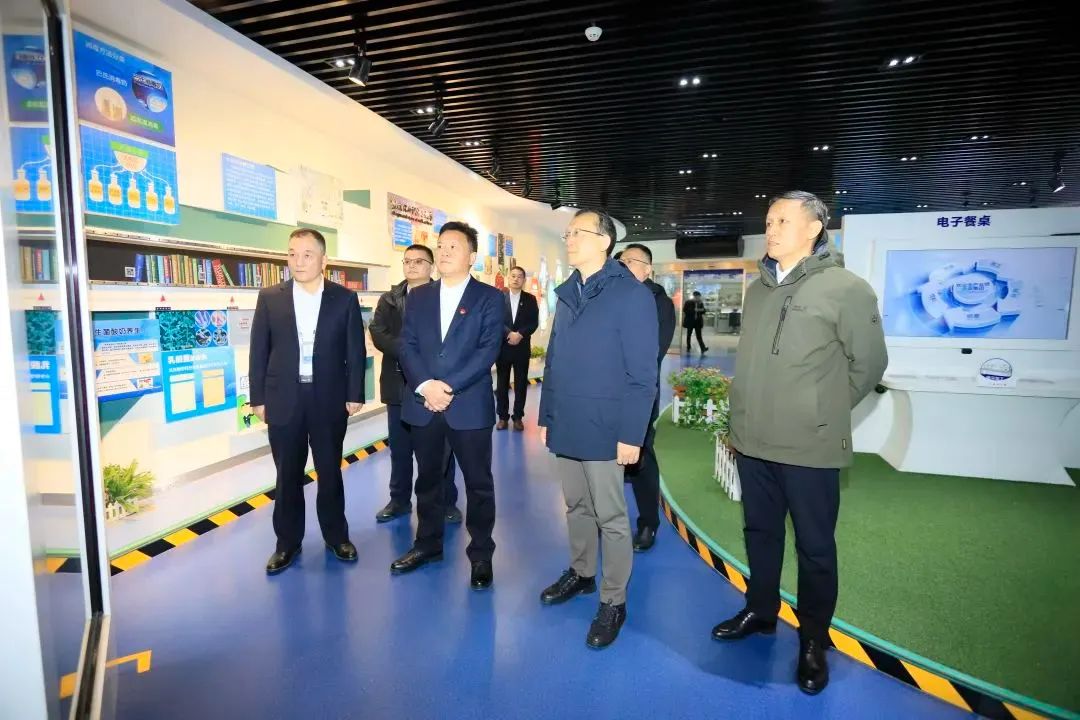 省当局国资委党委书记、、、主任李涛一行到森林舞会官网乳业集团调研