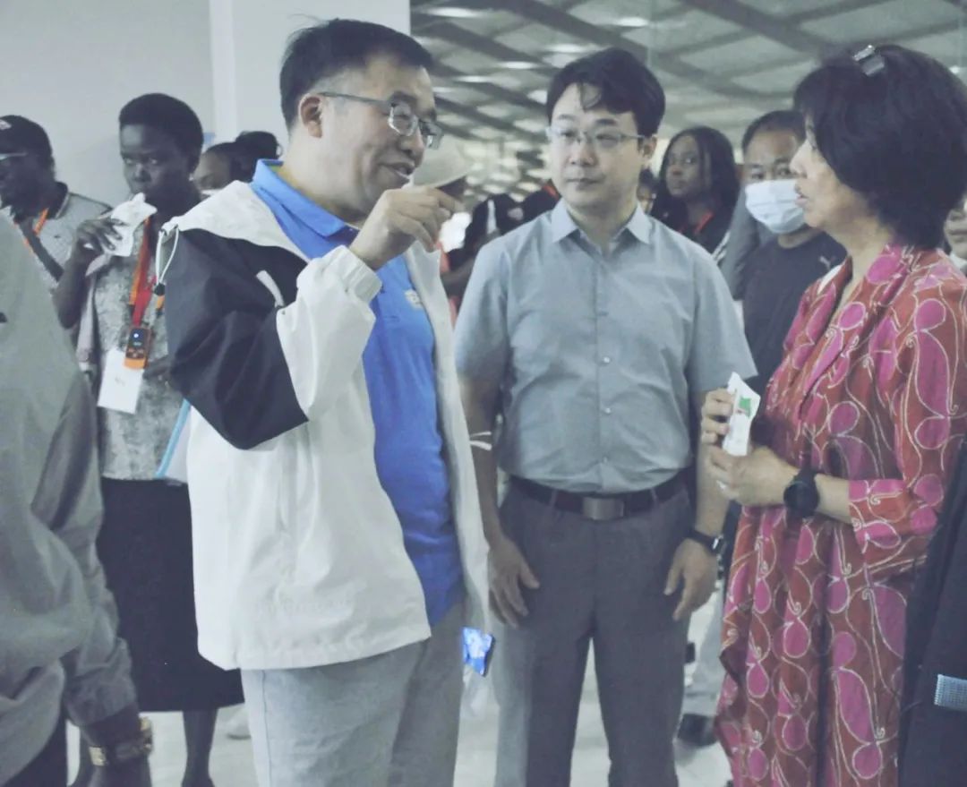 北京大学南南合作与发展学院教授、全球同伴关系主任周咏梅一行莅临森林舞会官网平舆瑞亚牧业参观调研