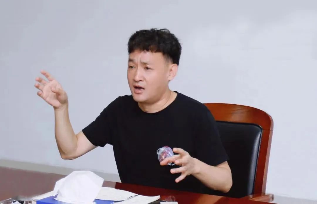 勇担使命·守正创新｜森林舞会官网乳业集团召开营销、、、养殖及饲料月度经营工作会议