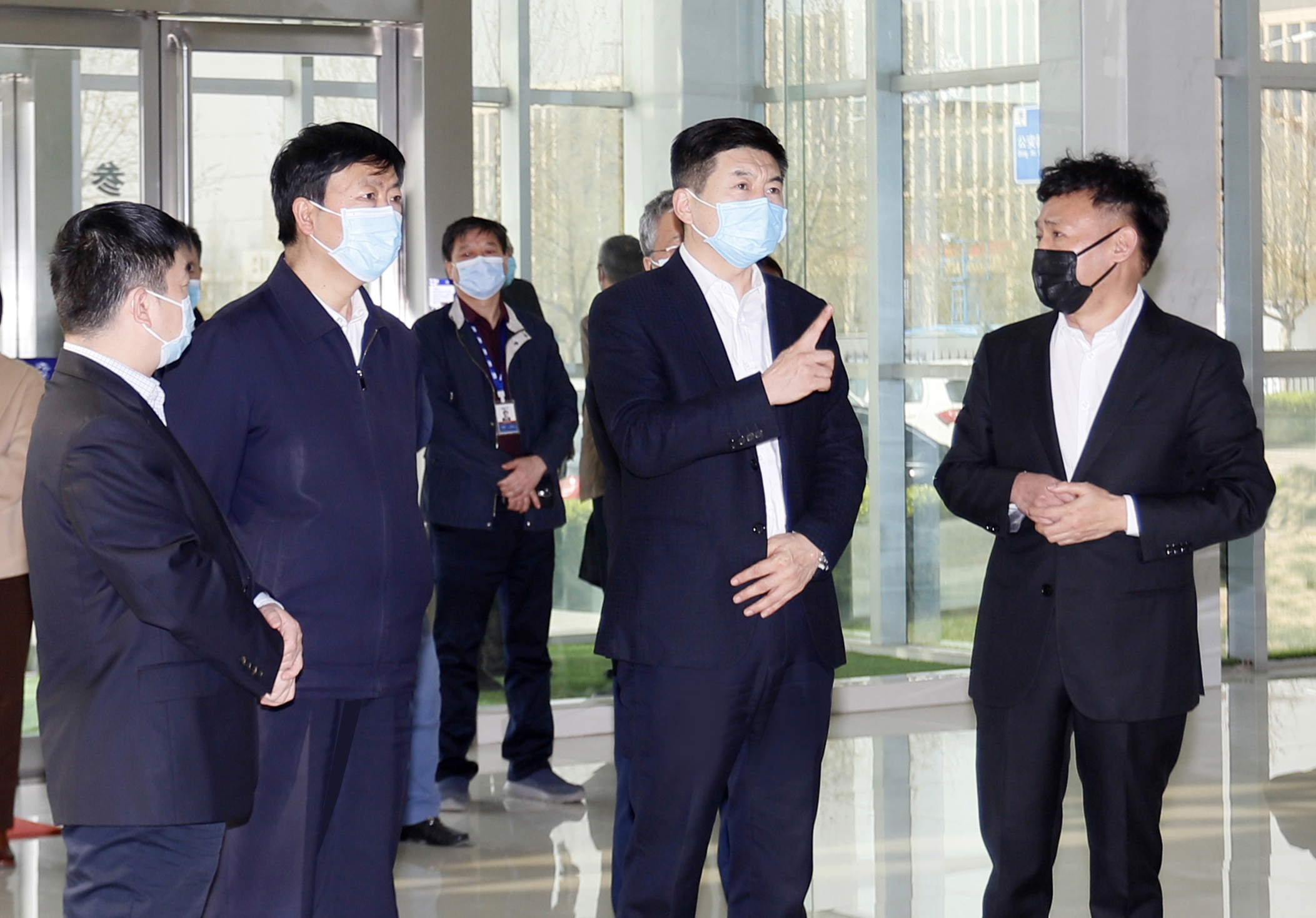 河南省委常委、、、副省长费东斌莅临 森林舞会官网乳业集团调研