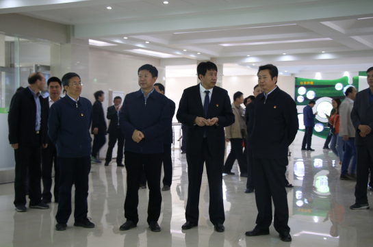 河南省农牧业产业扶贫工作观摩团莅临森林舞会官网集团·鲁山瑞亚牧业有限公司参观调查