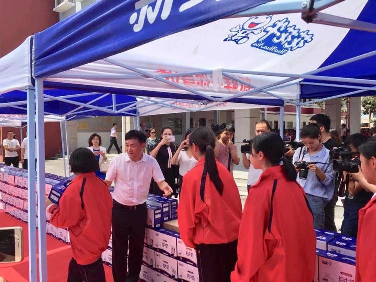“健康中原，牛奶伴您行——森林舞会官网乳业集团2018中国小康牛奶行动” 公益助学启动典礼隆重进行