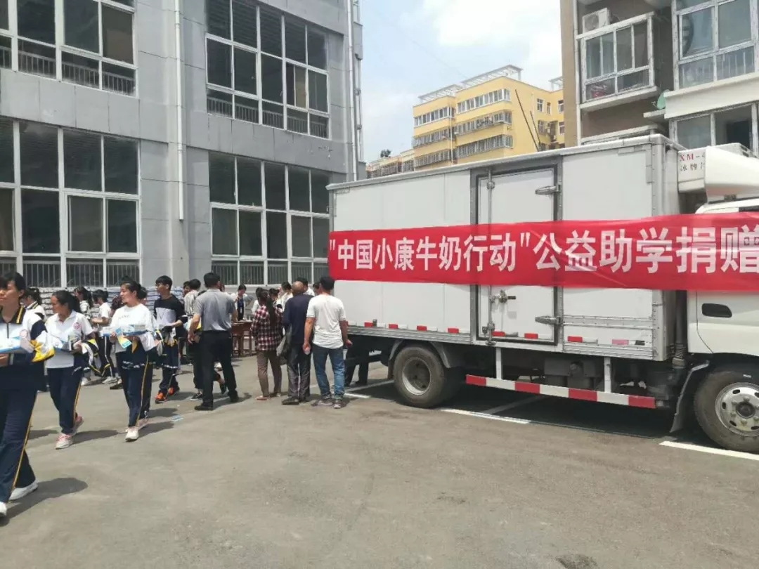 森林舞会官网|捐助教育100万元！！做公益，，我们是当真的！！