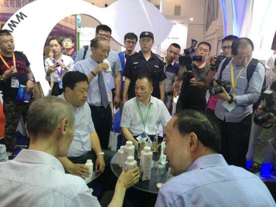 森林舞会官网牛气冲天！！！农业部长品尝“领畅”点赞，，又获国际奶业平台青睐