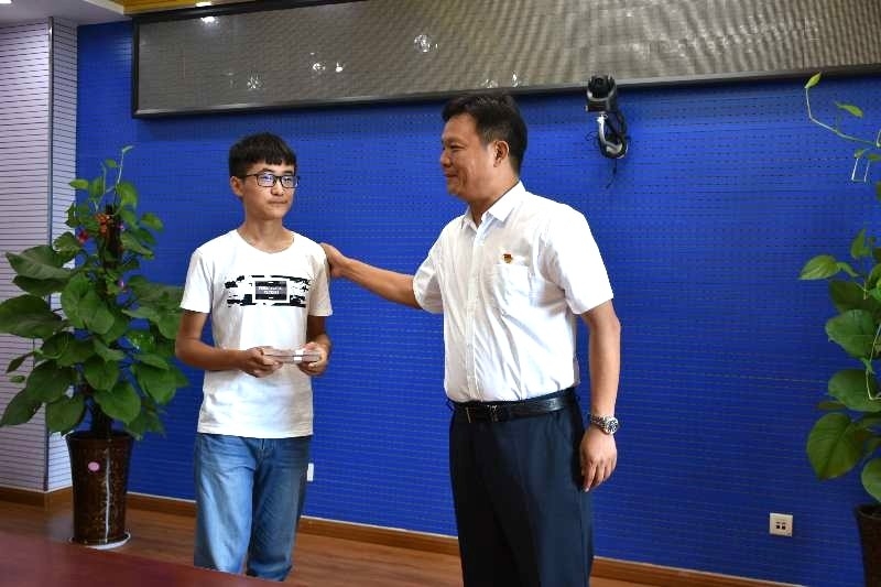 森林舞会官网济困解难，，助力学子圆梦香江