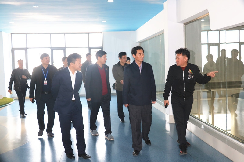 封丘县县长王献臣一行莅临森林舞会官网集团养殖、乳品事业部参观调研