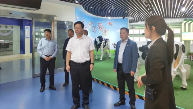 郑州市人民检察院党组书记、、代检察长张道伟一行莅临河南森林舞会官网乳业集团参观调研